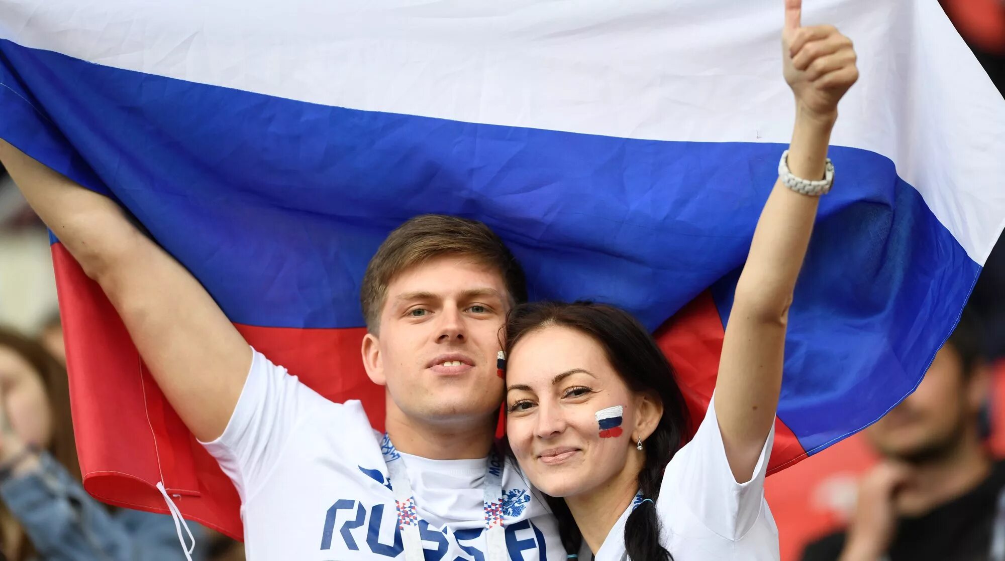 12 июня мужчина. Молодежь с российским флагом. Люди с российским флагом. Парень с флагом России. Россия человек.
