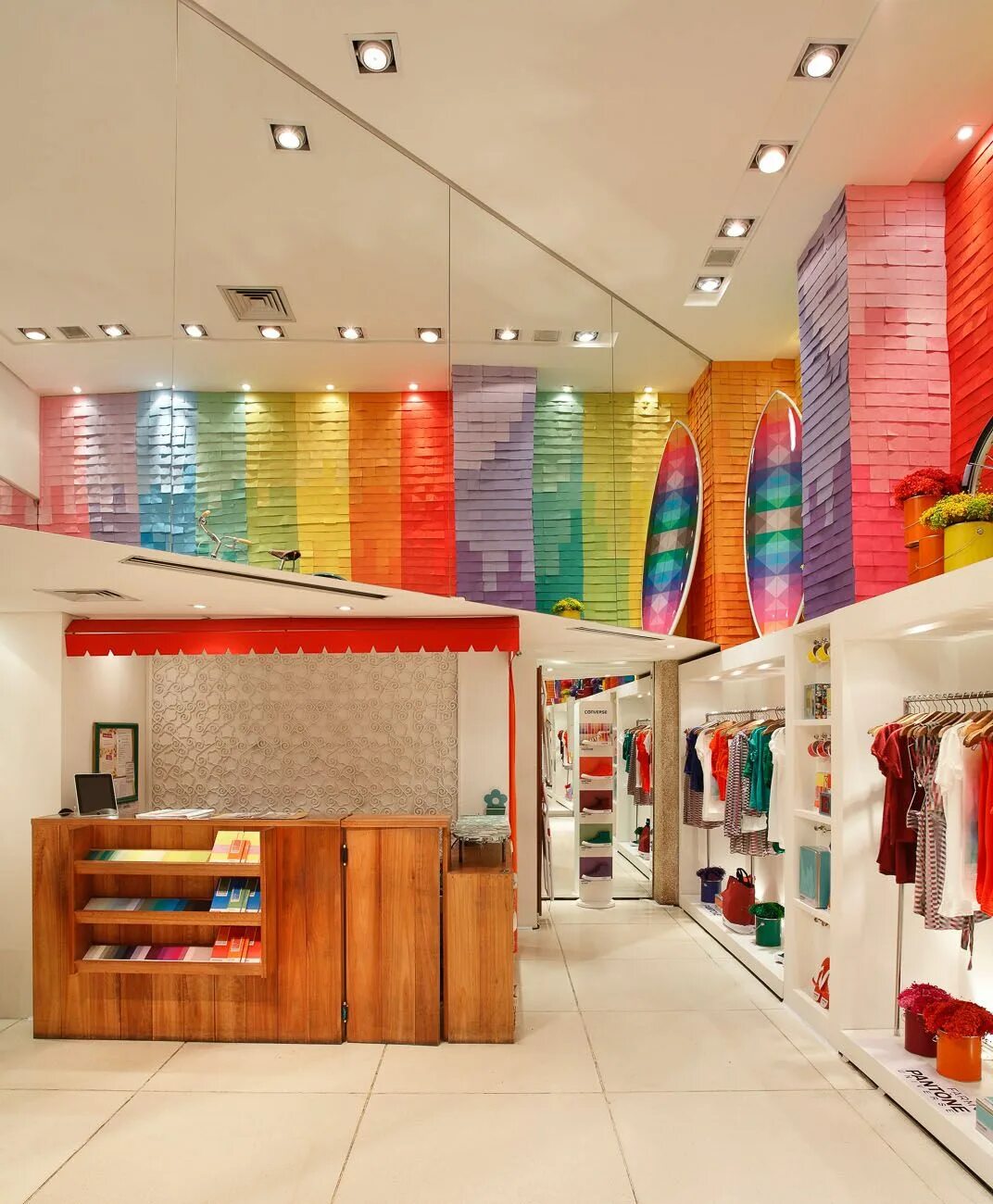 Colorful store. Покупки из шоурума в пакетах. Gift shop design. Нью йорк магазин сладостей. Канди шоп.