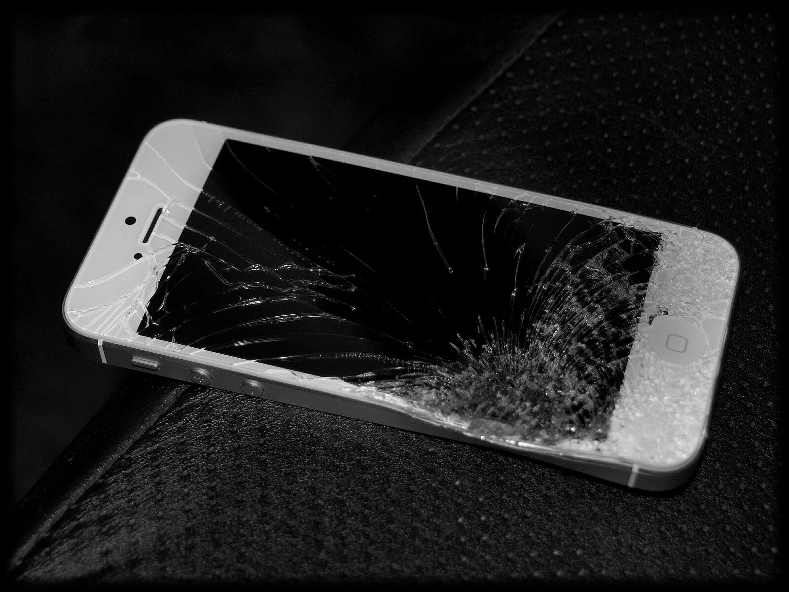 Битый экран телефона. Iphone 6 разбитый. Сломанный смартфон. Сломанный айфон. Разбитый экран смартфона.