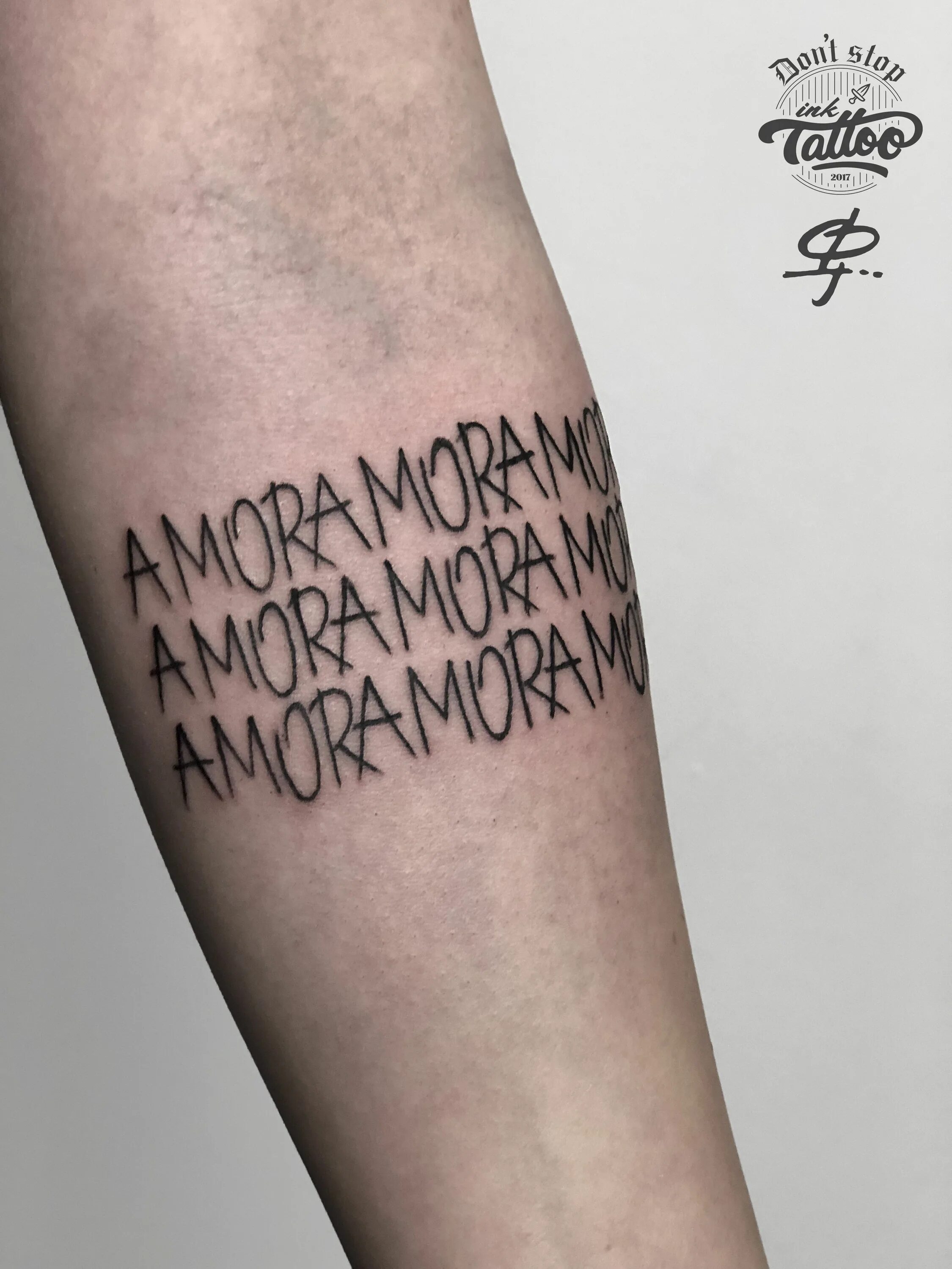 Любовь она. Картина amore amore amore. Татуировка аморе на руке. Что значит amore. Тату надпись amore.