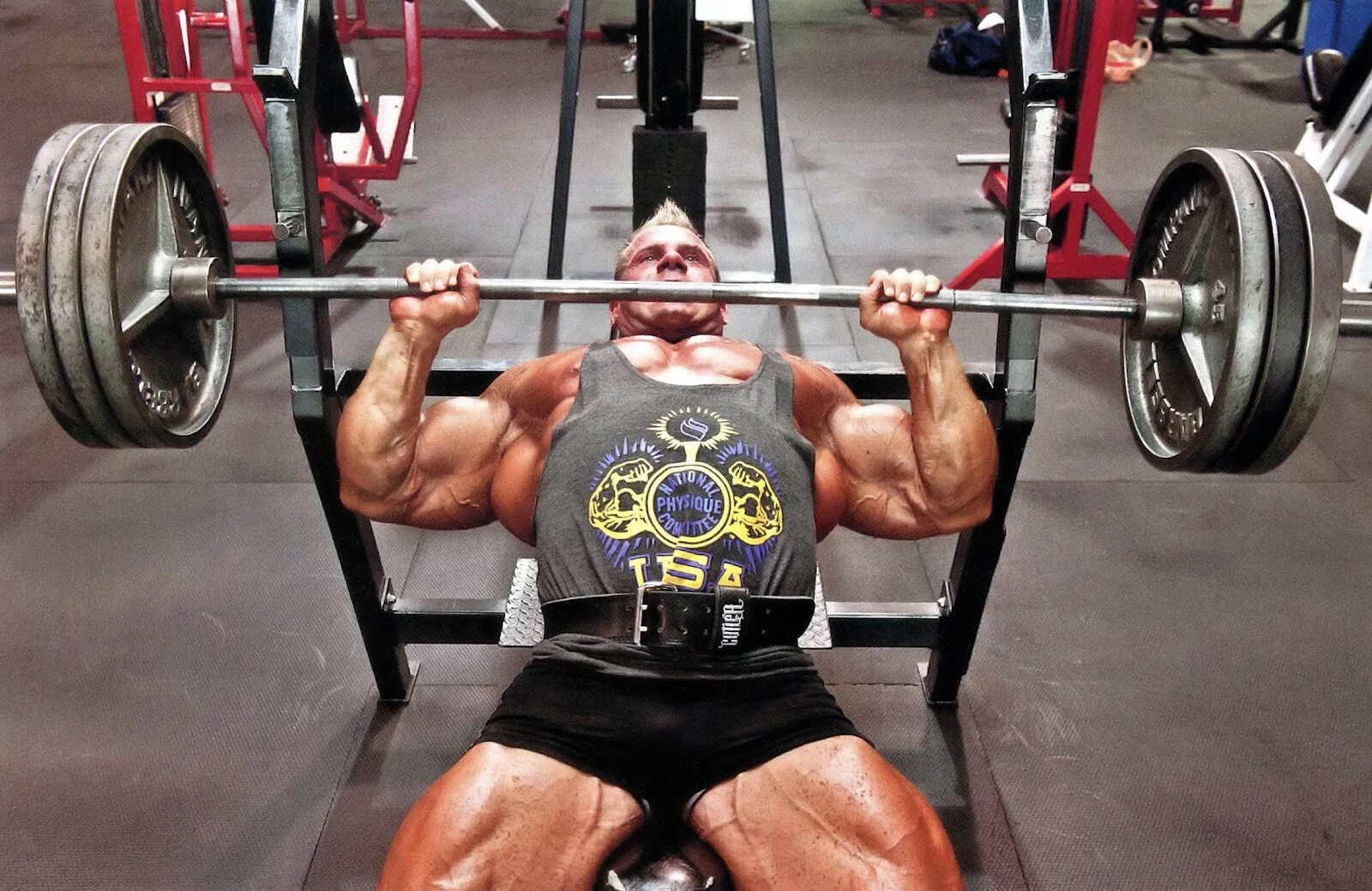 Жим штанги лежа узким хватом техника. Жим штанги лежа. Качковский жим лежа. Жим штанги лежа. Качок со штангой.