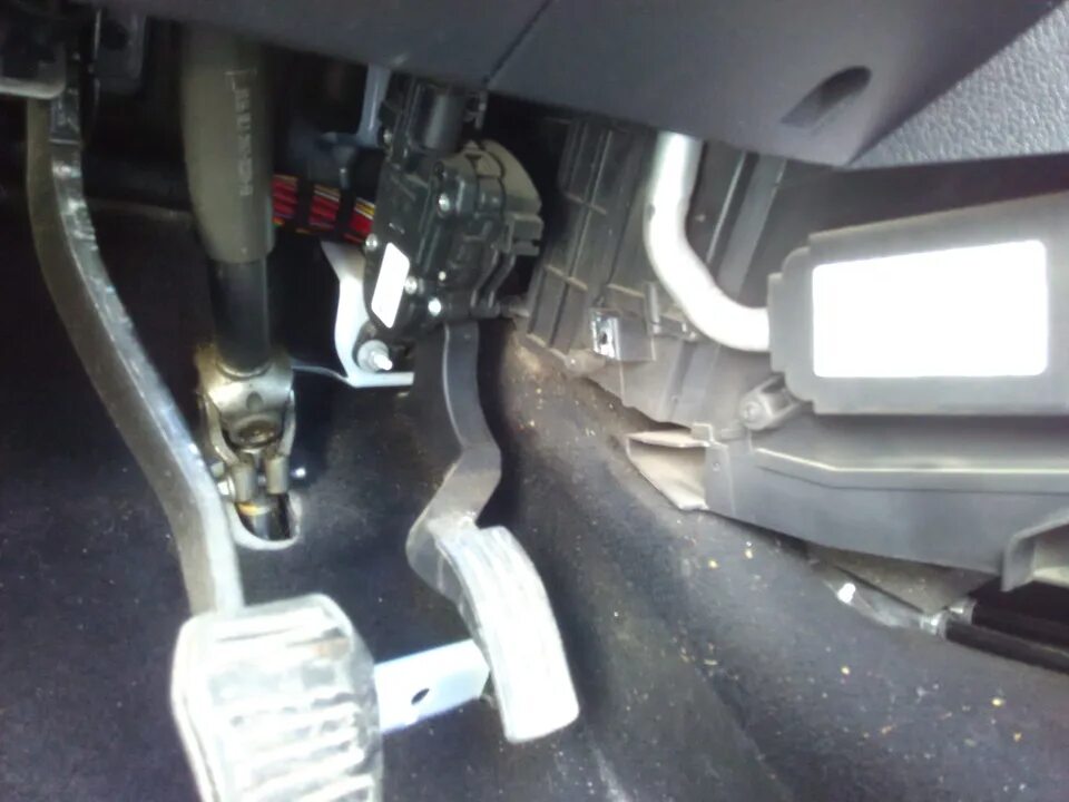 Замена салонного фильтра - Ford Fiesta (Mk V), 1,4 л, 2008 года плановое ТО DRIV