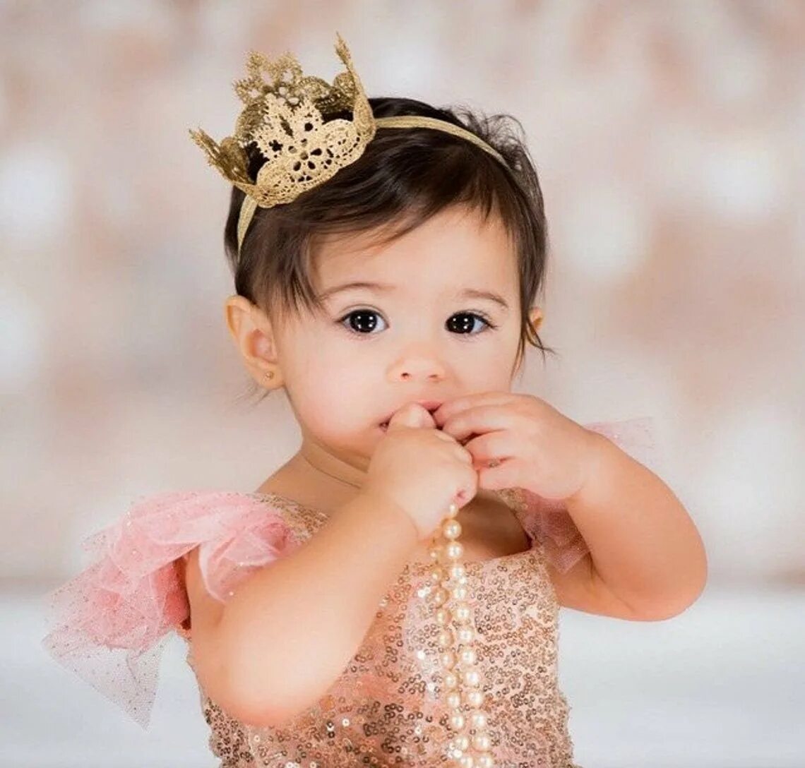 Самой маленькой принцессе. Маленькие принцессы. Повязка корона для девочки. Прическа с короной для девочки. Корона маленькой принцессы.