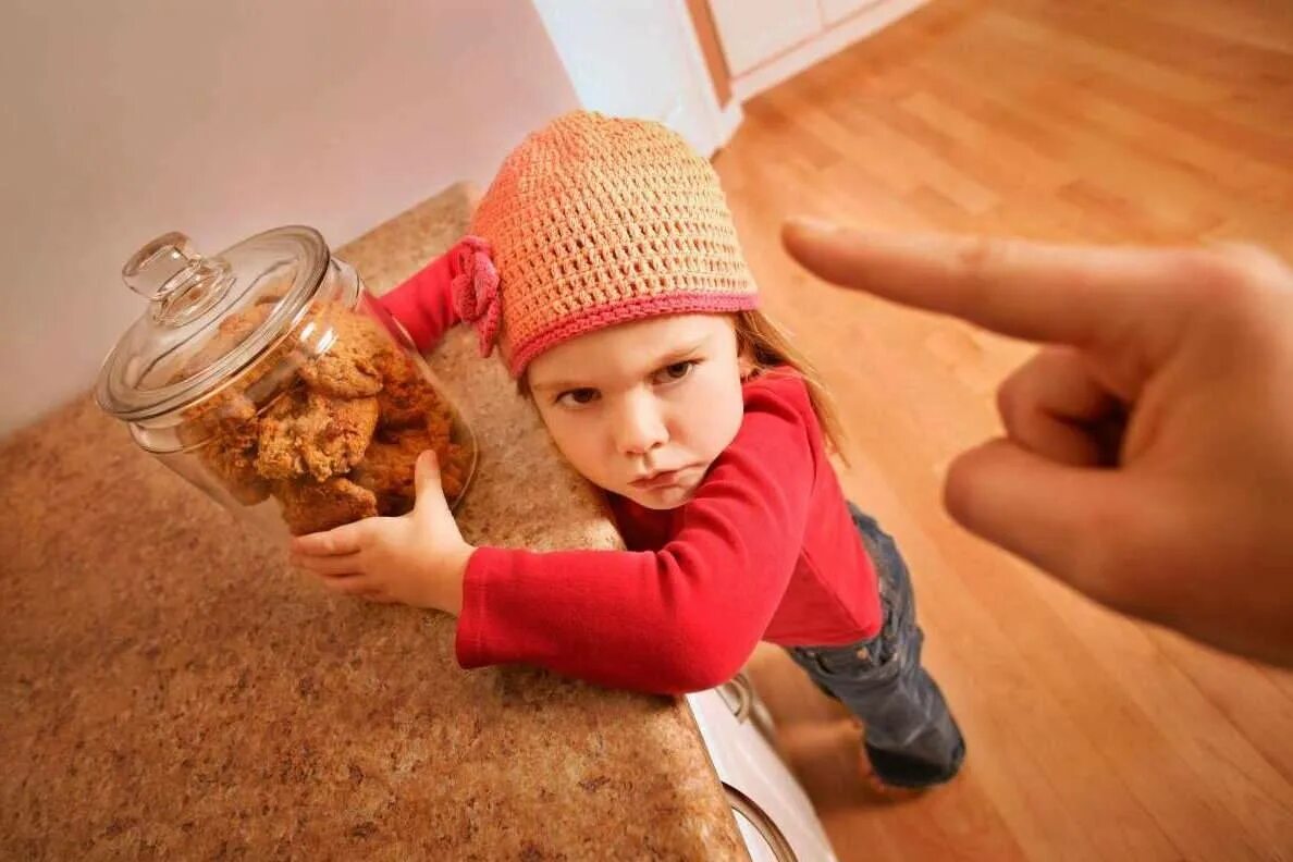 Младшие школьники. Ребенок расстроен в школе. Упрямый ребенок. Ученик. "дети и стресс".