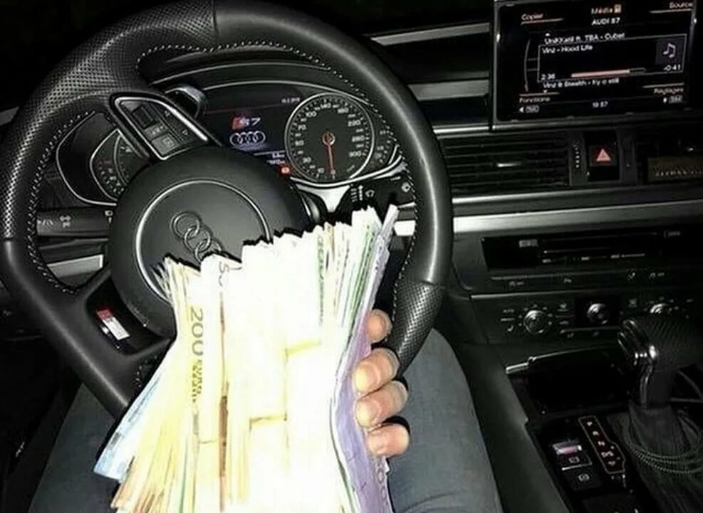 Она тусуется на мерседесах при деньгах