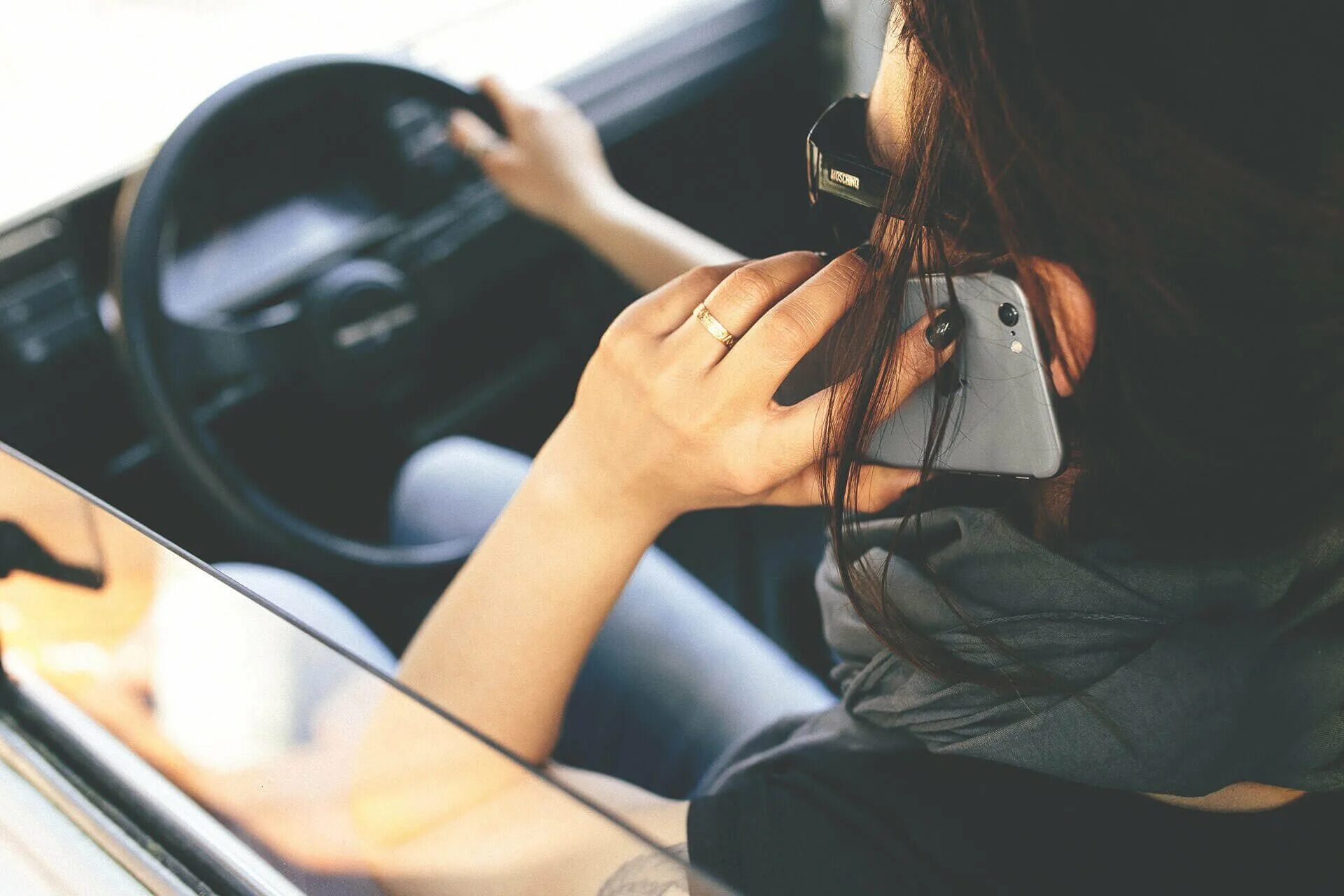 Женщина в автомобиле. Девушка за рулем. Девушка за рулем. Женщина за рулем. Девушка за рулем со спины.