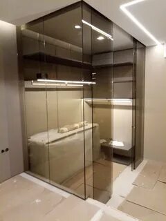 Стеклянный шкаф гардеробная