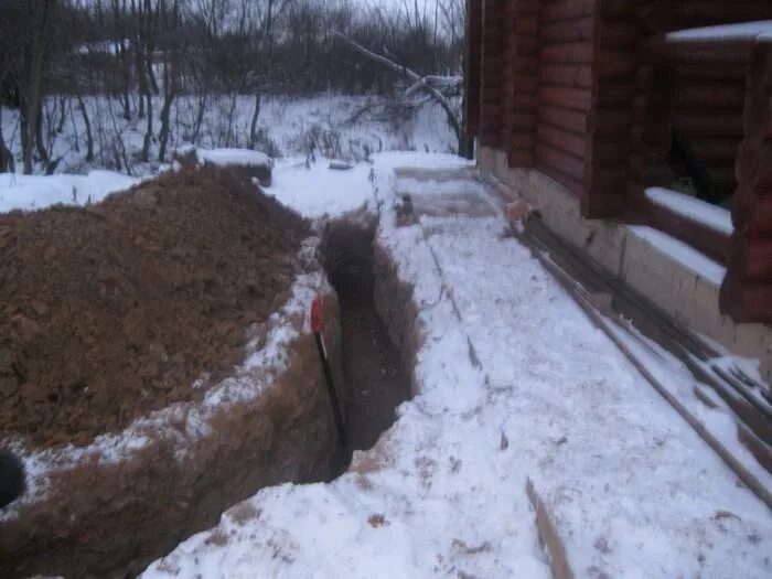 Зимний водопровод. Траншея под зимний водопровод. Засыпка трубы для зимнего водопровода. Отогрев канализационной трубы +в земле. Замерзла сливная труба