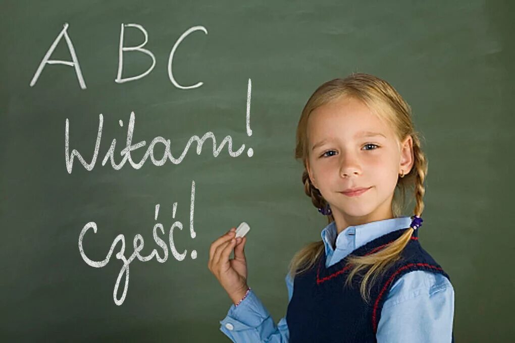 Первоклассник у доски. Девочка. Дети на уроке русского языка. Девочка школьница. Ученик у доски.