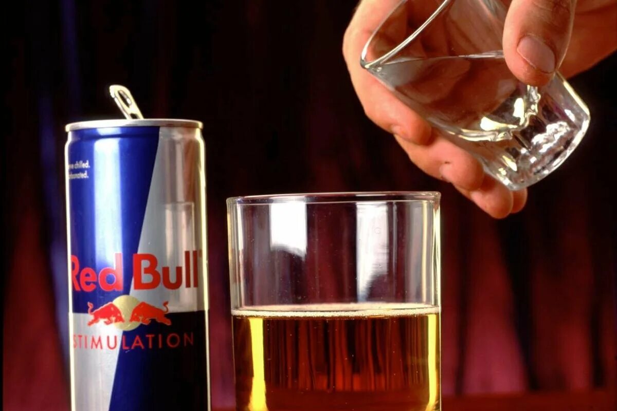 Водка с редбулом набор. Коктейль с энергетиком алкогольный. Водка ред булл коктейль. Алкогольные энергетические напитки. Слабоалкогольный энергетик.