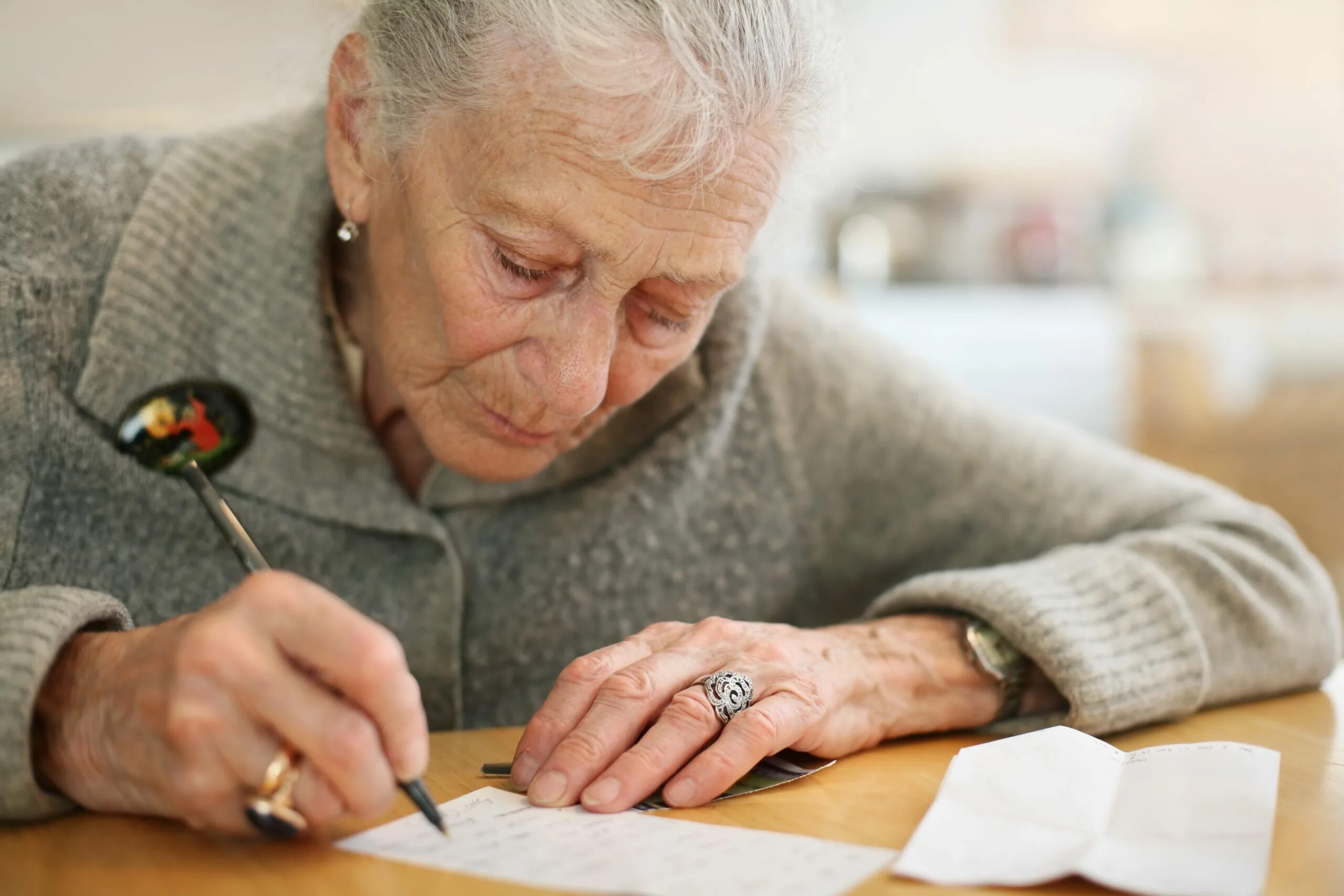 Пенсия больным. Пожилая женщина на документы. Пенсионеры с бумагами. Пенсионер с документами. Работающие пенсионеры.