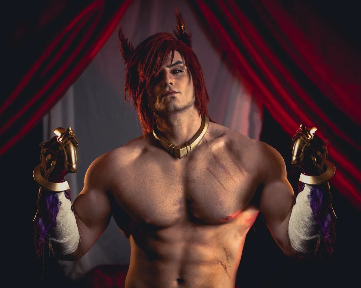 Yor cosplay. Дилюк Геншин. Дилюк Геншин косплей. Сет лига легенд. Sett League of Legends Cosplay.