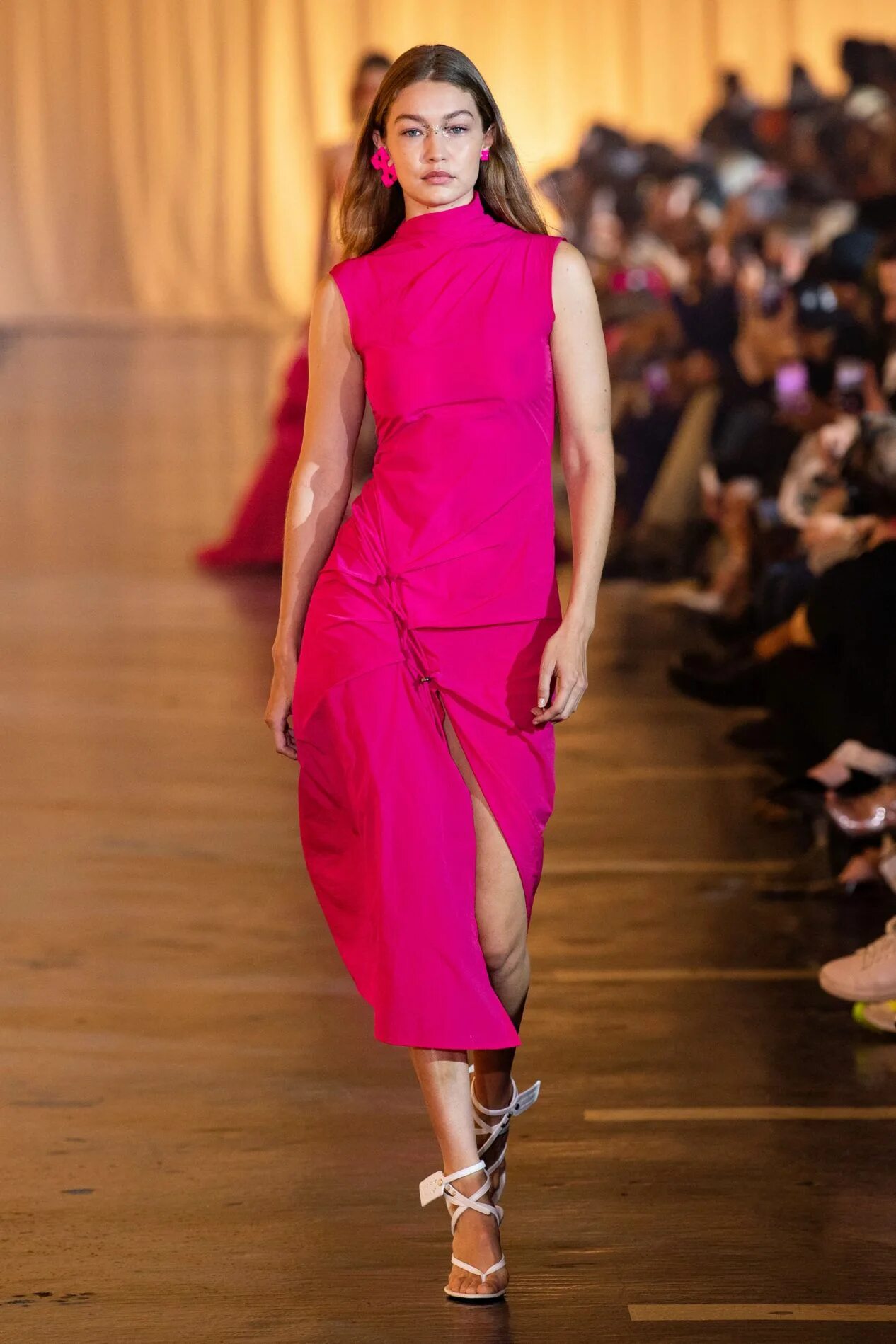 Раф симонс коллекция диор цветы. Платья кристиан диор 2022. Неделя моды платья. Неделя моды платья. Версаче 2020 2021.