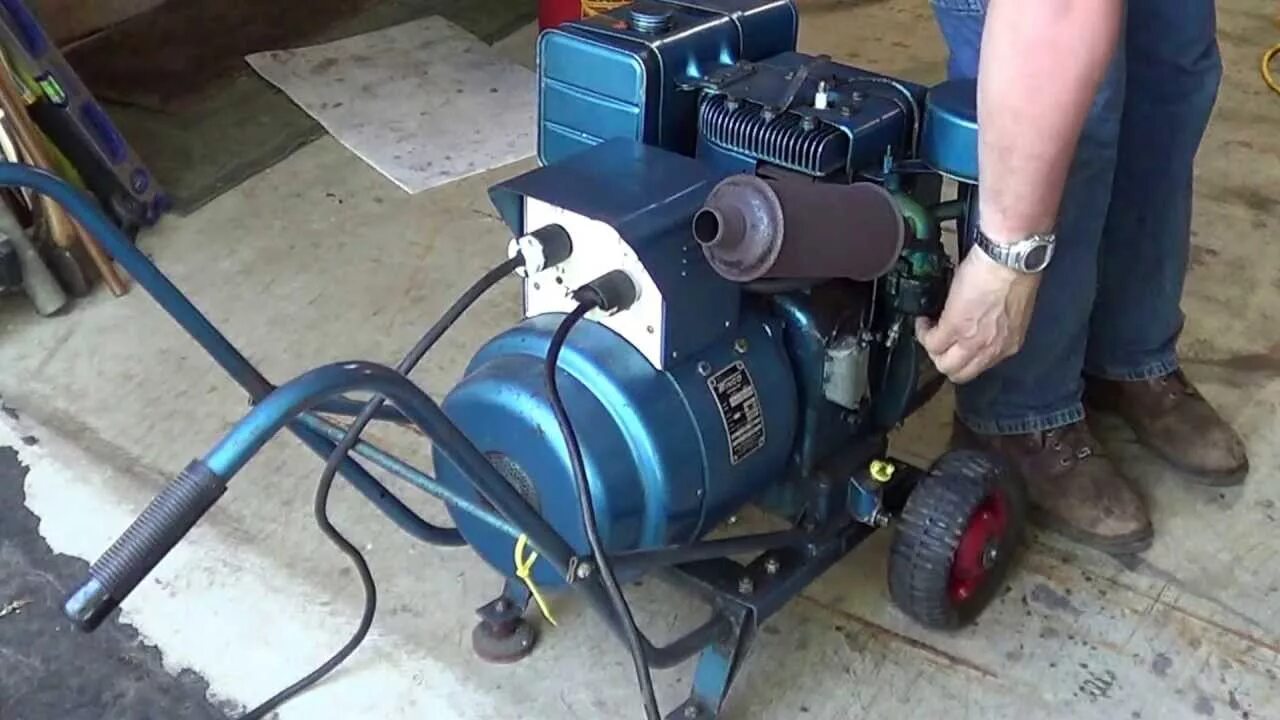 Old generator. Briggs stratton 2500 генератор. генератор 1800а432. generator vintage.