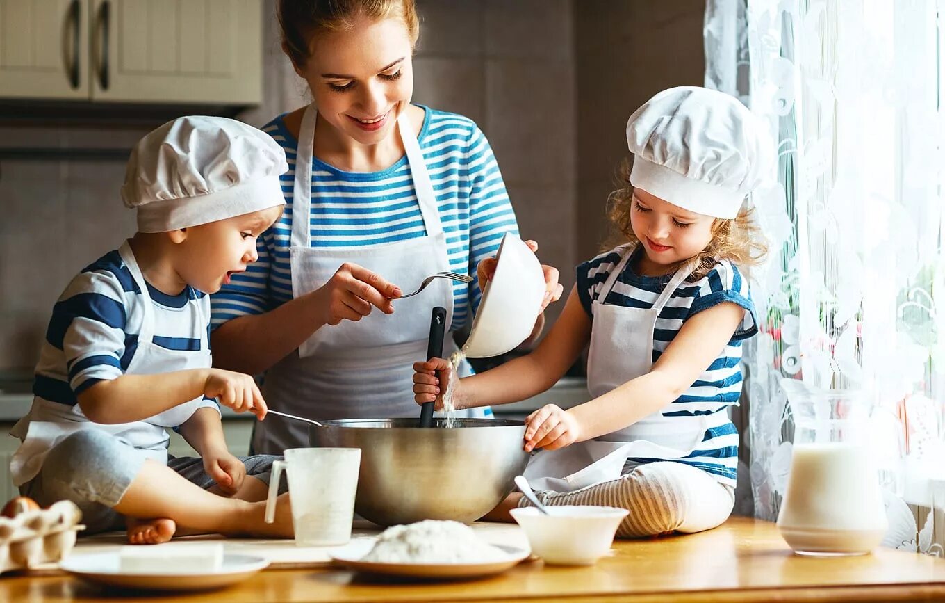 Cooking baking. Готовка с детьми. Кухня для детей. Дети мамины помощники. Помогать маме с готовкой.