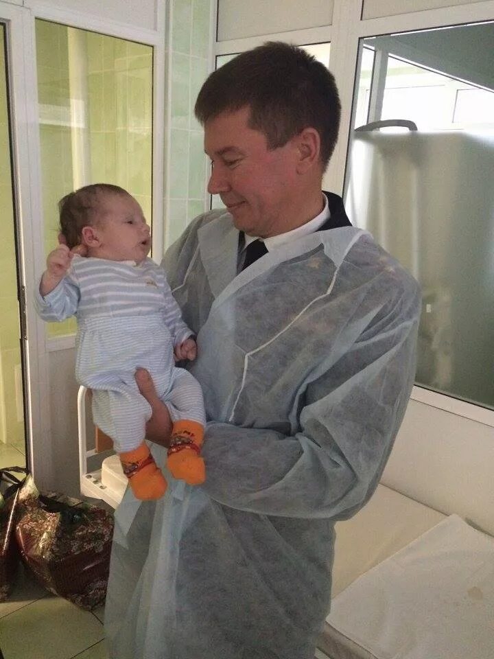 Новорожденный ребенок усыновить. Усыновить грудничка из роддома. Усыновить ребенка грудничка. Усыновить младенца. Усыновление ребенка из роддома.