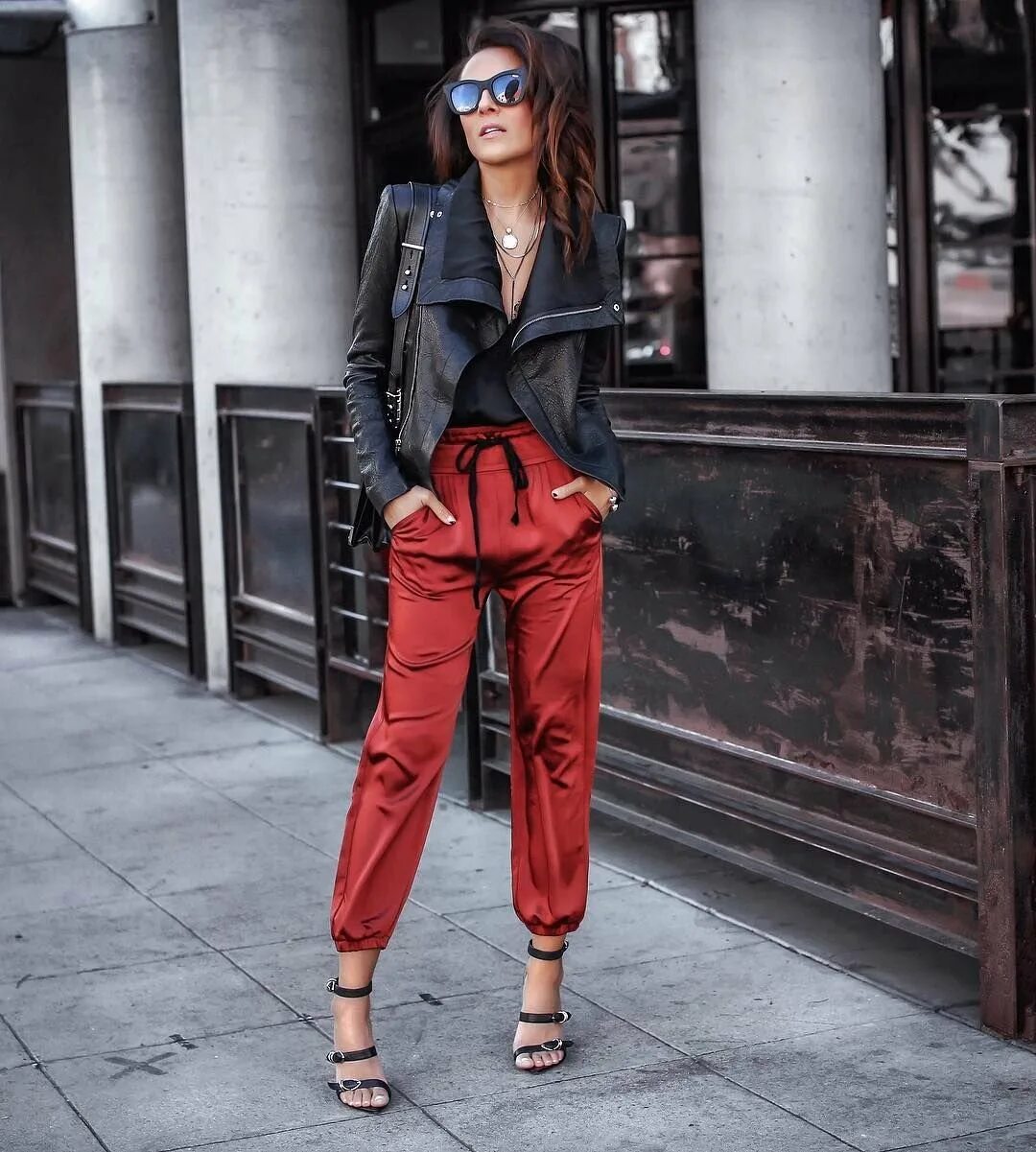 Какие брюки в 2025 году в моде. Кожанка 2025 gucci. косуха street style 2025. стильные брюки женские. стильный спортивный образ.