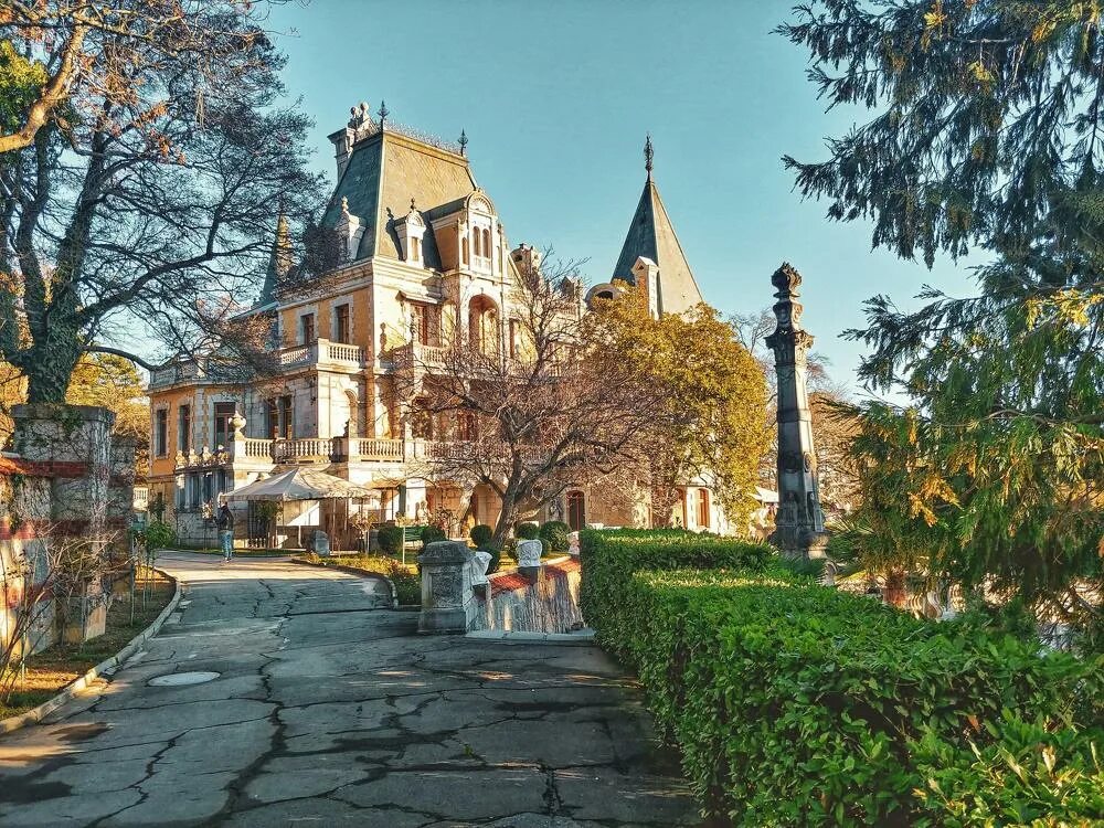 Где массандровский дворец. Массандровский дворец ялта. массандровский дворец алупка. массандровский дворец северный фасад.
