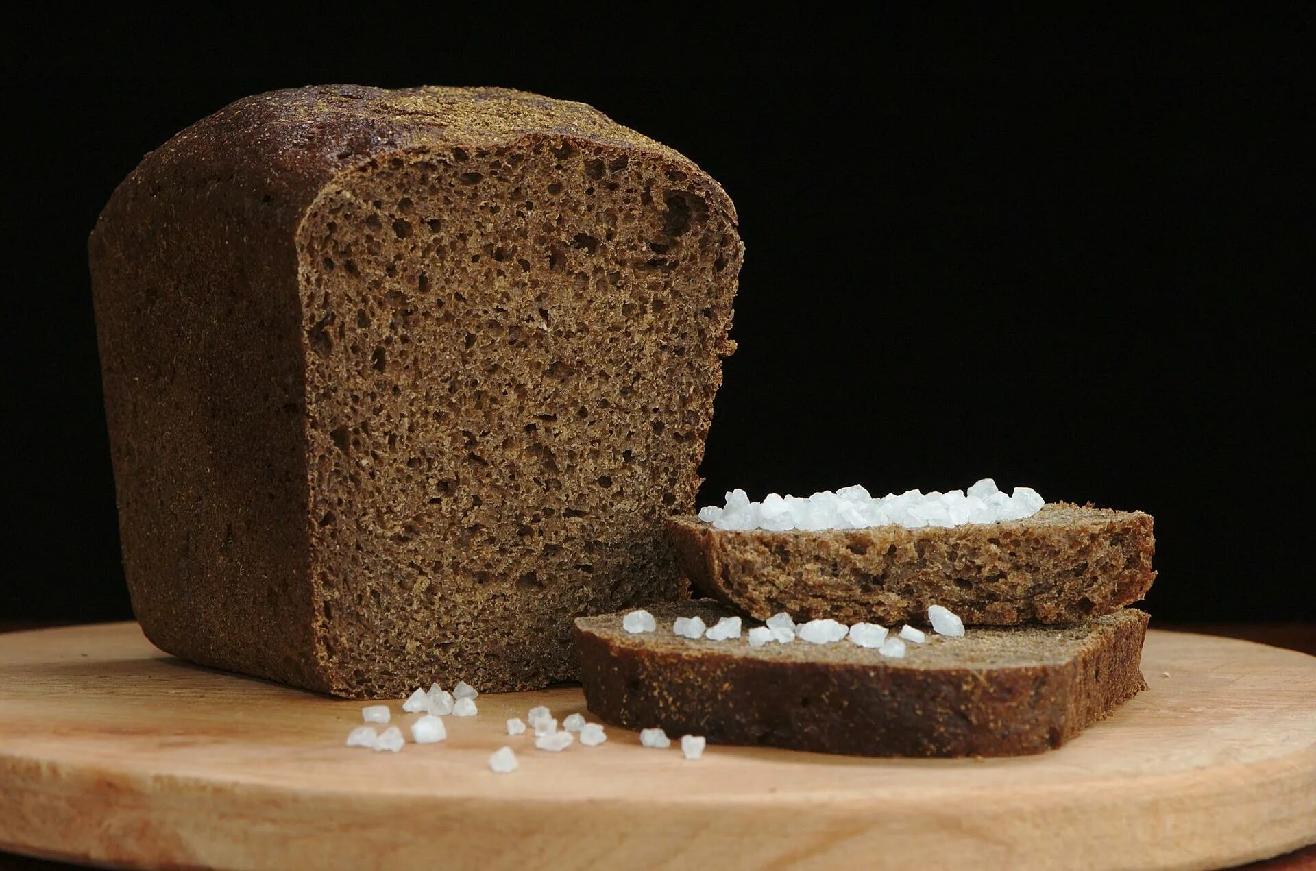 Щедро посыпана совершенно пусты ржаным хлебом. Бородинский хлеб состав. Хлеб Бородинский калорийность. Черный хлеб. Ржаной хлеб.