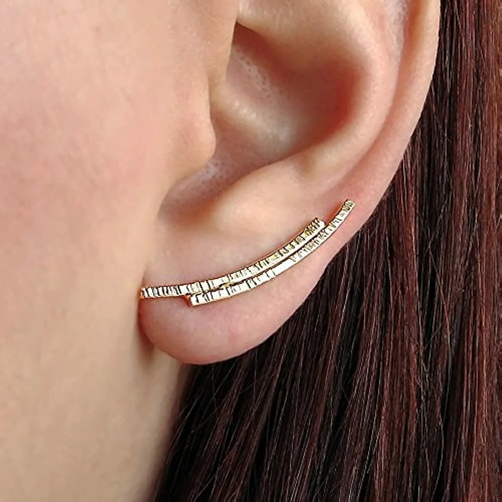 Серьги вдоль уха. Серьги каффы на мочку уха. Клаймберы серьережки. Сережки вдоль мочки уха. Серьги вдоль мочки уха.