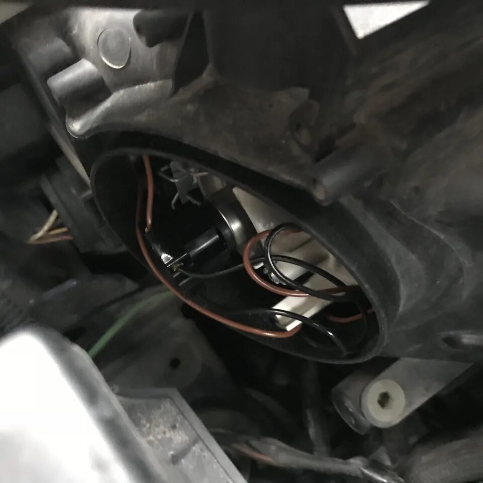 Depo 665-1122lmld em. Лампочка передних фар шкода фабия 2. Заменить лампочку фабия 2 дальнего света. Skoda fabia 2 лампы дальнего. Лампы в фарах шкода фабия 2.