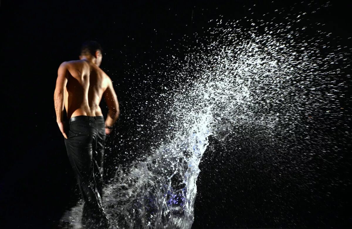 Песни дождь из мужиков. Мужчина под дождем. Парень в воде. Мужское тело в воде. Парень танцует под дождем.