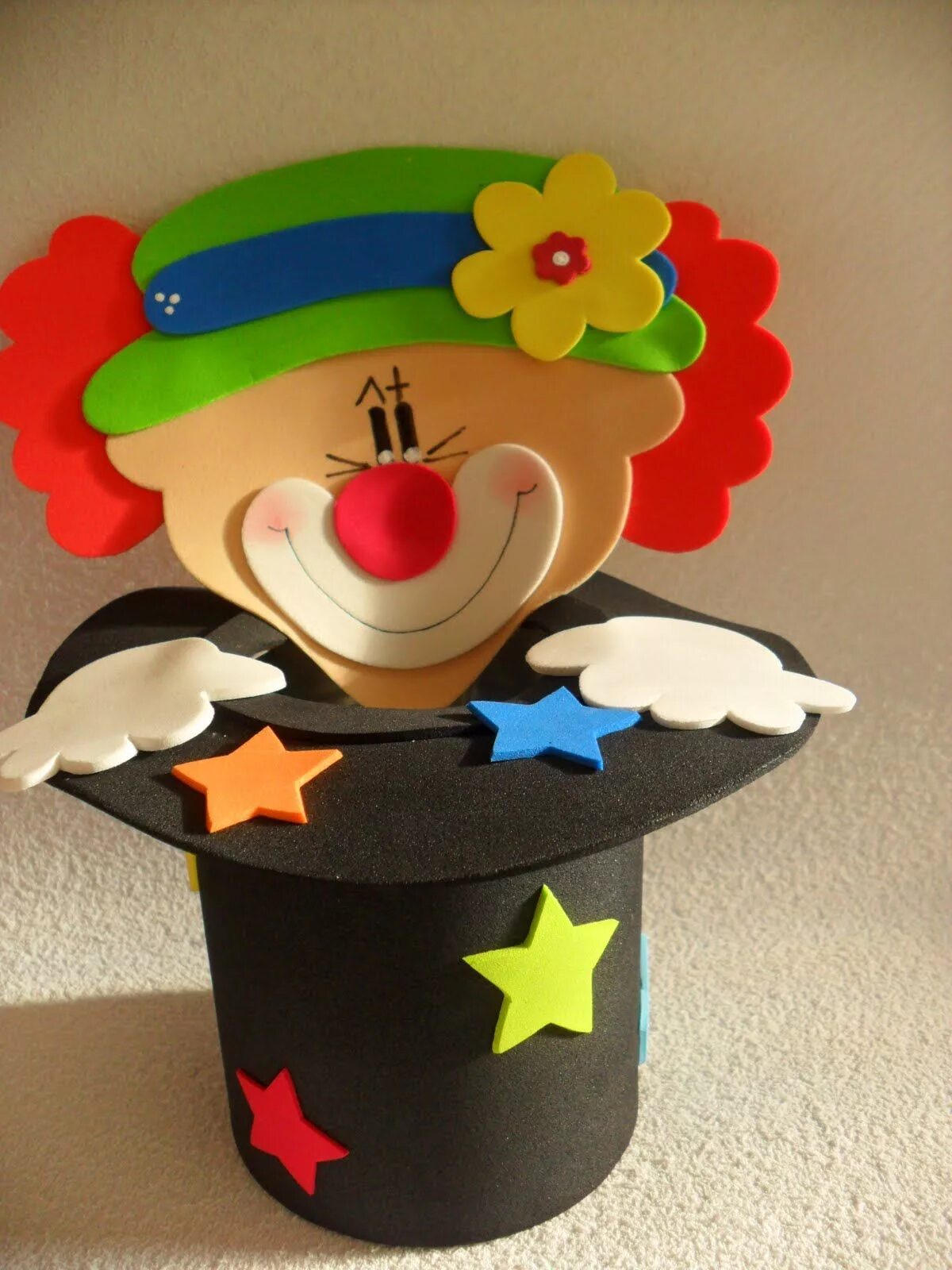 Клоун поделка для детей. Поделка клоун. Детские поделки своими руками. Клоун поделка из бумаги. Клоун из цветной бумаги.