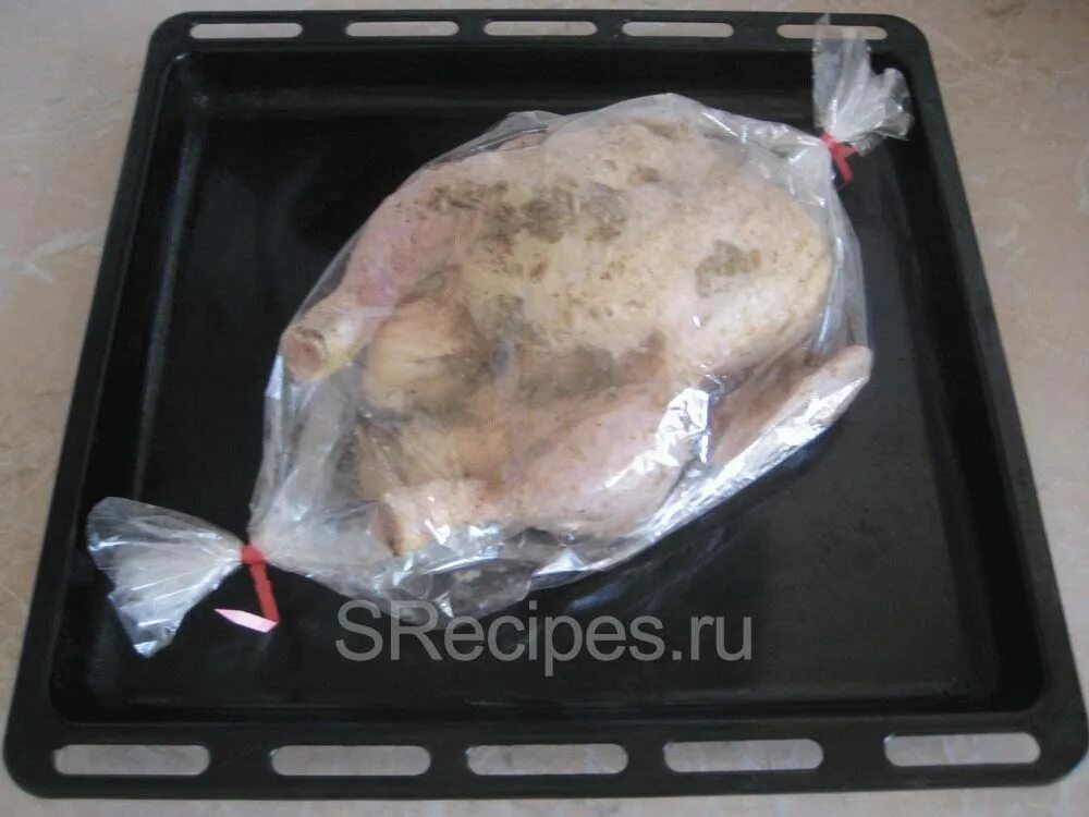 Курица в духовке целиком какая температура. Противень для запекания курицы. рукав для запекания цельной курицы. курица в мешке для запекания в духовке. курица целиком в духовке в рукаве для запекания.