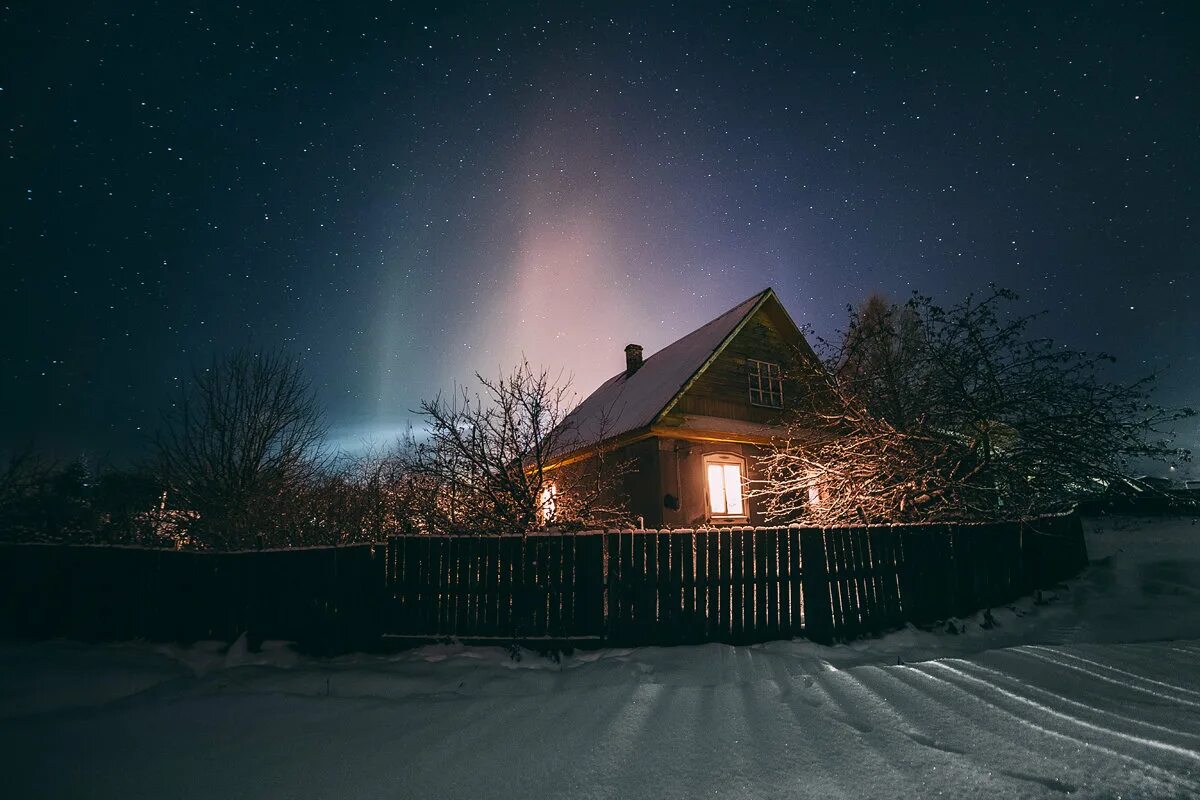 Загорается вдали. Ночь в деревне. Зима ночь деревня. Ночная деревня. Ночная зимняя деревня.