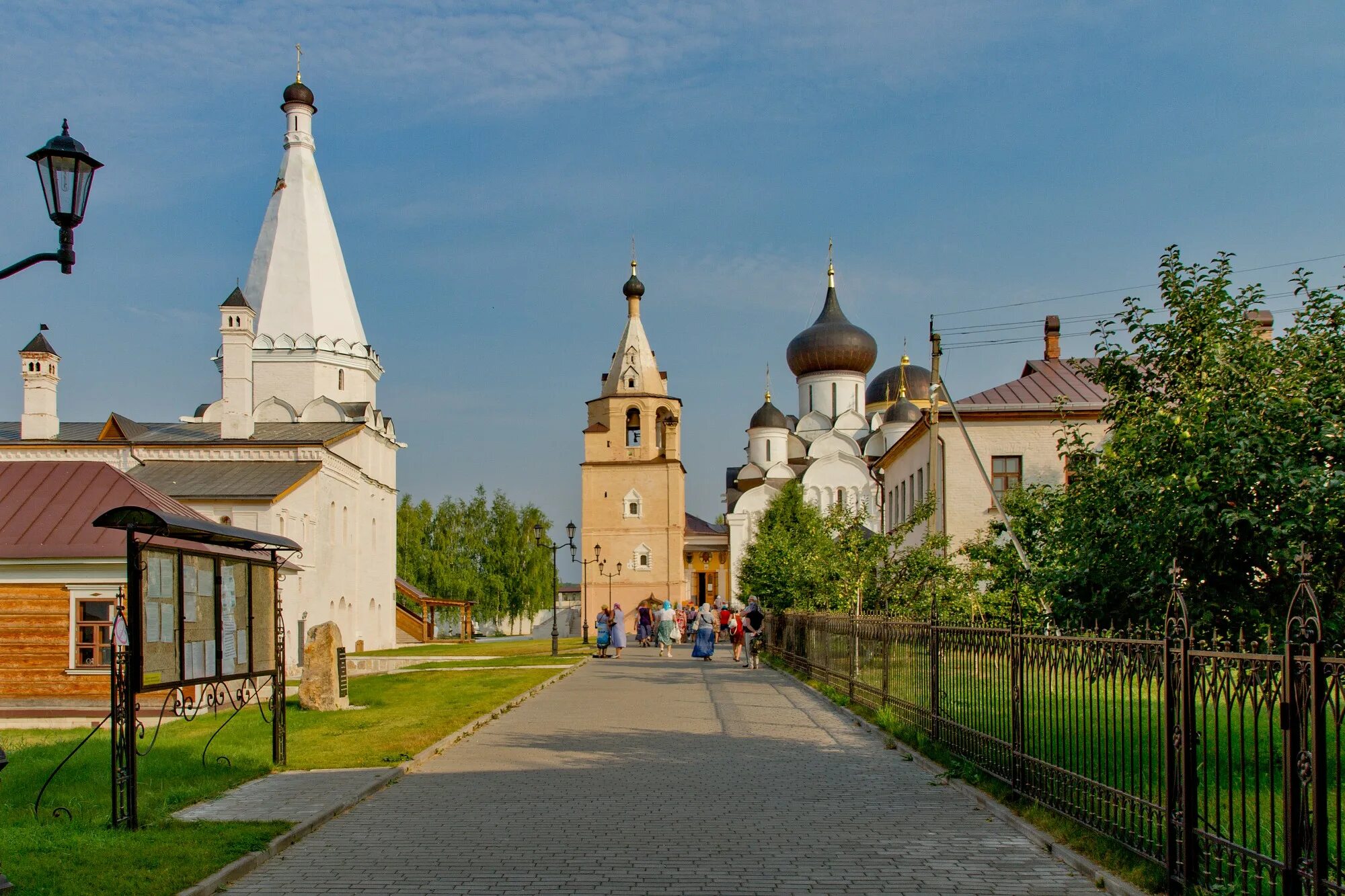 Монастыри тверской области фото. Старицкий Свято-Успенский монастырь. Город Старица Тверской области монастырь. Старицкий Успенский монастырь Старица. Старицкий монастырь Тверская область.