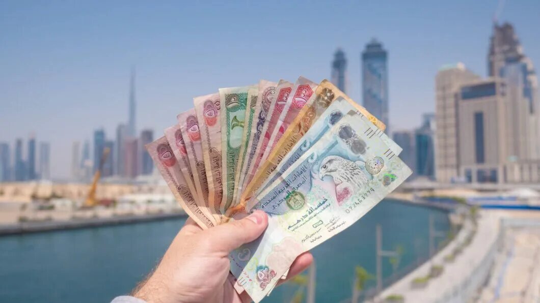 Дубайские купюры. Деньги ОАЭ. Валюта в Дубае. Национальная валюта Дубая. Депозиты в оаэ
