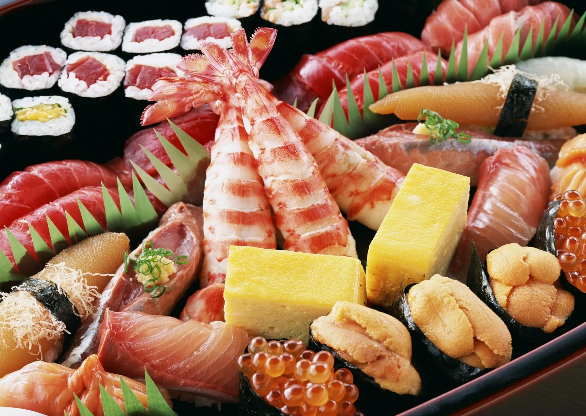 Мясо рыба икра. Японская кухня морепродукты. Рыбные деликатесы. Красивая еда. Рыба и морепродукты в японской кухне.