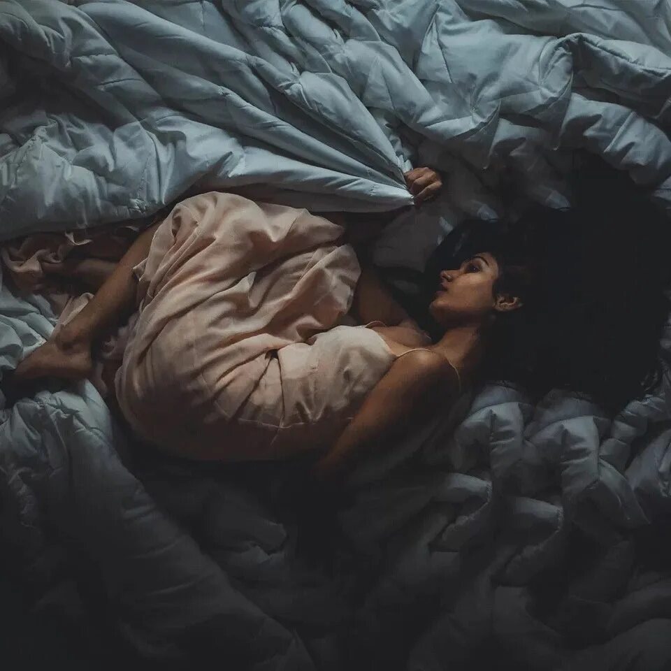 Спящий человек эстетика. Ночью в бреду. Странные сны. Девушка спит. Одиночество зимой.