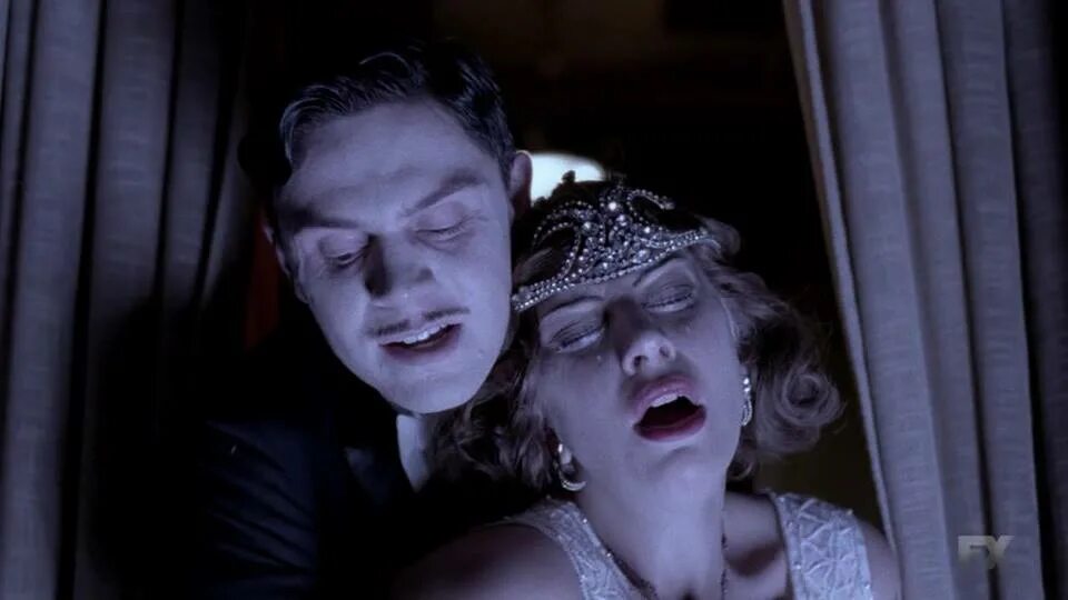 Джуд мартин аиу. Американская история ужасов 2сезрн. American horror story in english. American horror story in english. Американская история ужасов 2 сезон.