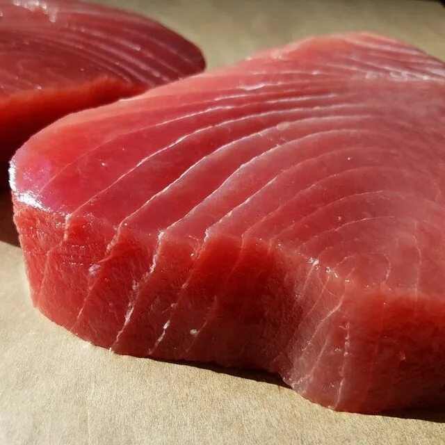 Красный тунец. Елуофин тунец. Желтоперый тунец мясо. Желтоперый тунец мясо. Тунец цвет мяса.