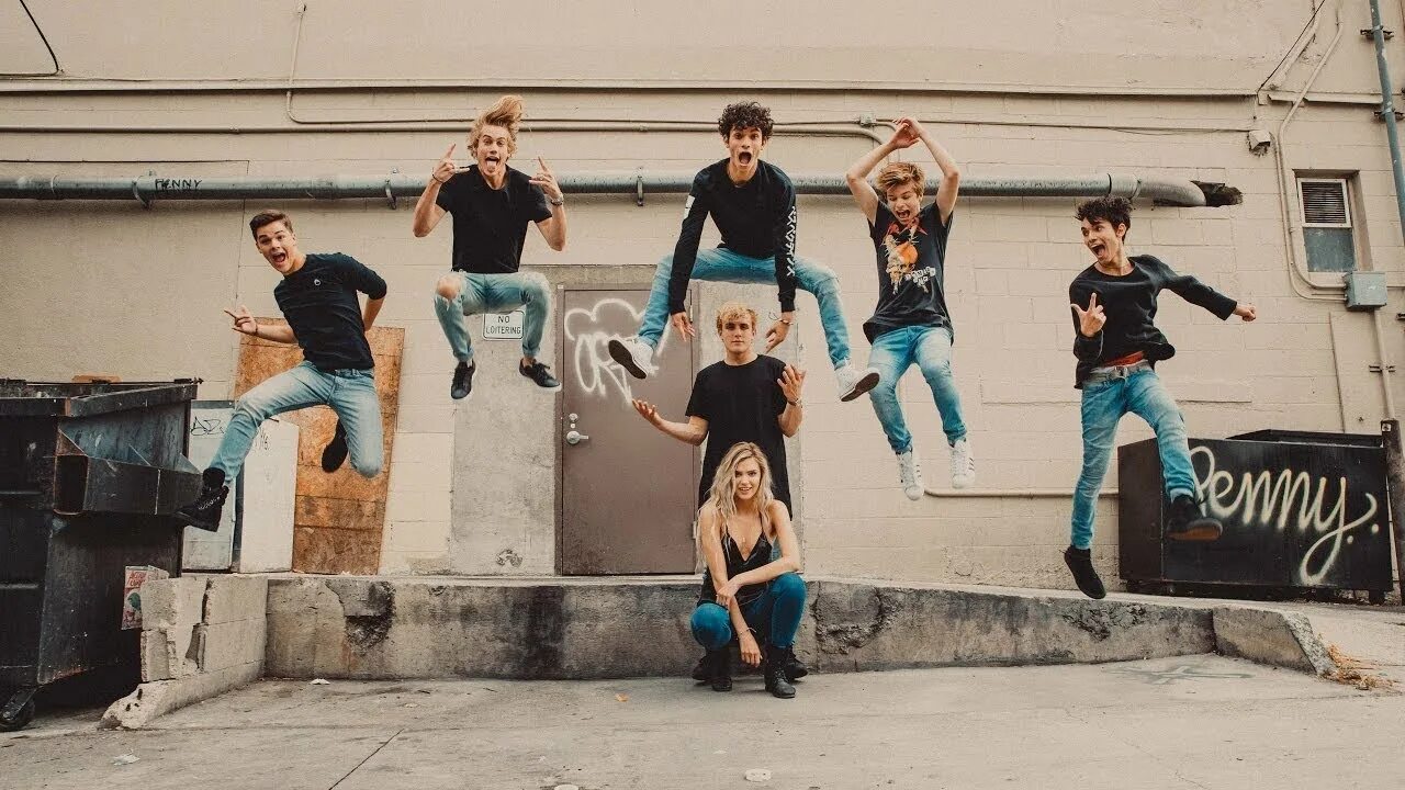 Team 10 Jake Paul. Друзья фото. Компания друзей. Гулять с друзьями. Как сделать фотографию с 2 человеками