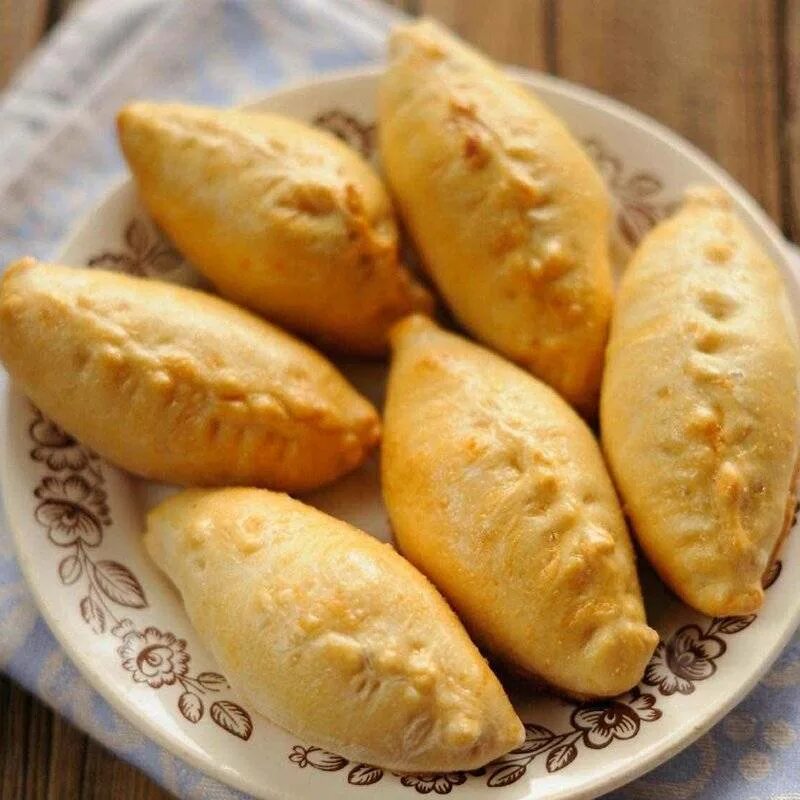 Пироги с картошкой пресное тесто. Пирожки с картошкой. маленькие пирожки. пирожки с картошкой в тесте. маленькие пирожки с картошкой.