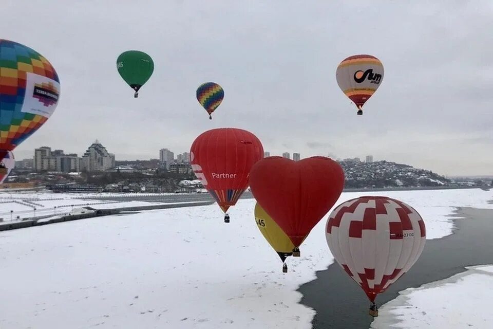 Воздушные шарики зимой. Самрау фестиваль воздушных шаров. Полет на воздушном шаре зимой. Фестиваль воздушных шаров Уфа. Воздушные шары над Уфой.