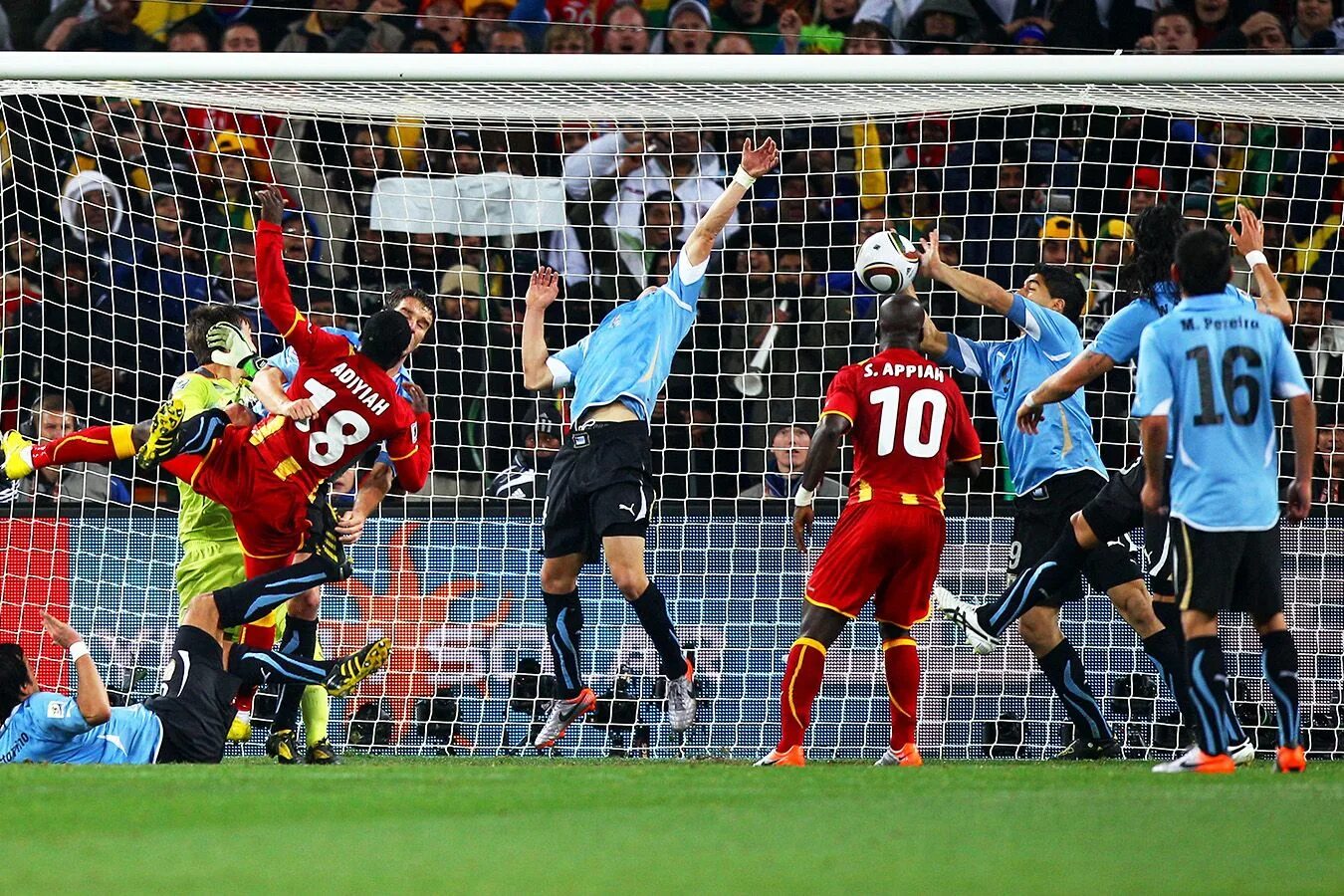 Футбол в америке. Gana vs uruguay 2010 series penalty. Уругвай. Матч гана уругвай 2010. Уругвай гана 2010.