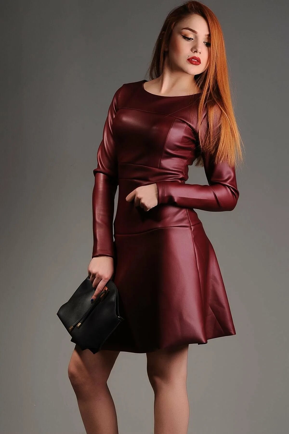 Кожаные платья женские. Кожаное платье Zolla. Кожаный сарафан Эскада. Бордовое кожаное платье. Модные кожаные платья.
