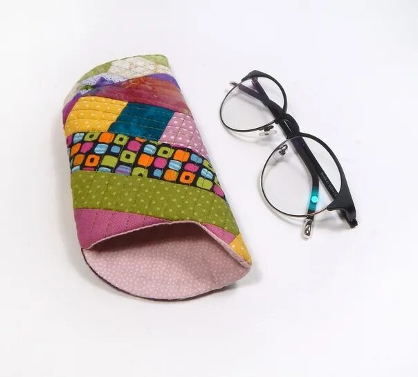 Футляр для очков ounas elena. Вышивка очечника. Очечник пэчворк своими руками. Кожаный очечник с вышивкой. Очечник mosi.