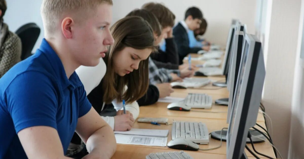 1024 егэ. Компьютерное тестирование школьников. Студенты в аудитории. Студенты в компьютерном классе. Тестирование компьютер студенты.