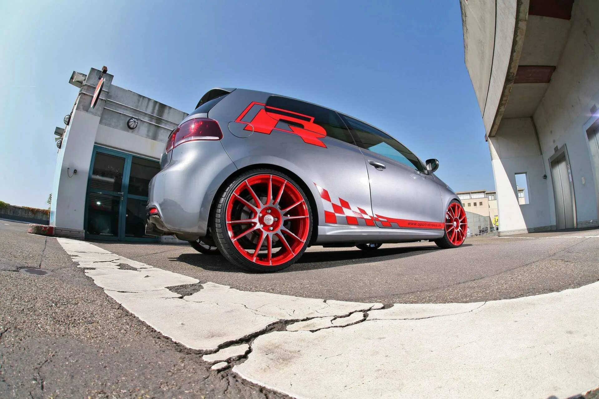 Сочетание цветов машины. Golf 6 Wheels. Колеса Фольксваген GTI Sport. Красивые диски. Яркие диски на авто.