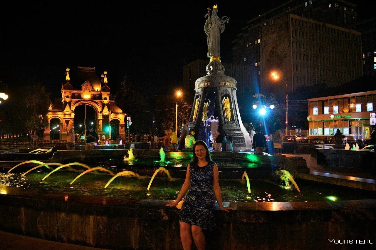 Где красиво в краснодаре. Краснодар Триумфальная арка фонтан. Достопримечательности Краснодар арка ночью. Краснодар доспремичательности. Главная достопримечательность Краснодара.