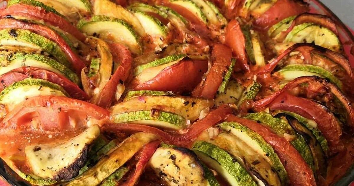 Приготовить рататуй пошаговый. Рататуй с соусом. Рататуй из кабачков и баклажанов и помидоров в духовке. Рататуй из овощей. Овощной рататуй в духовке.