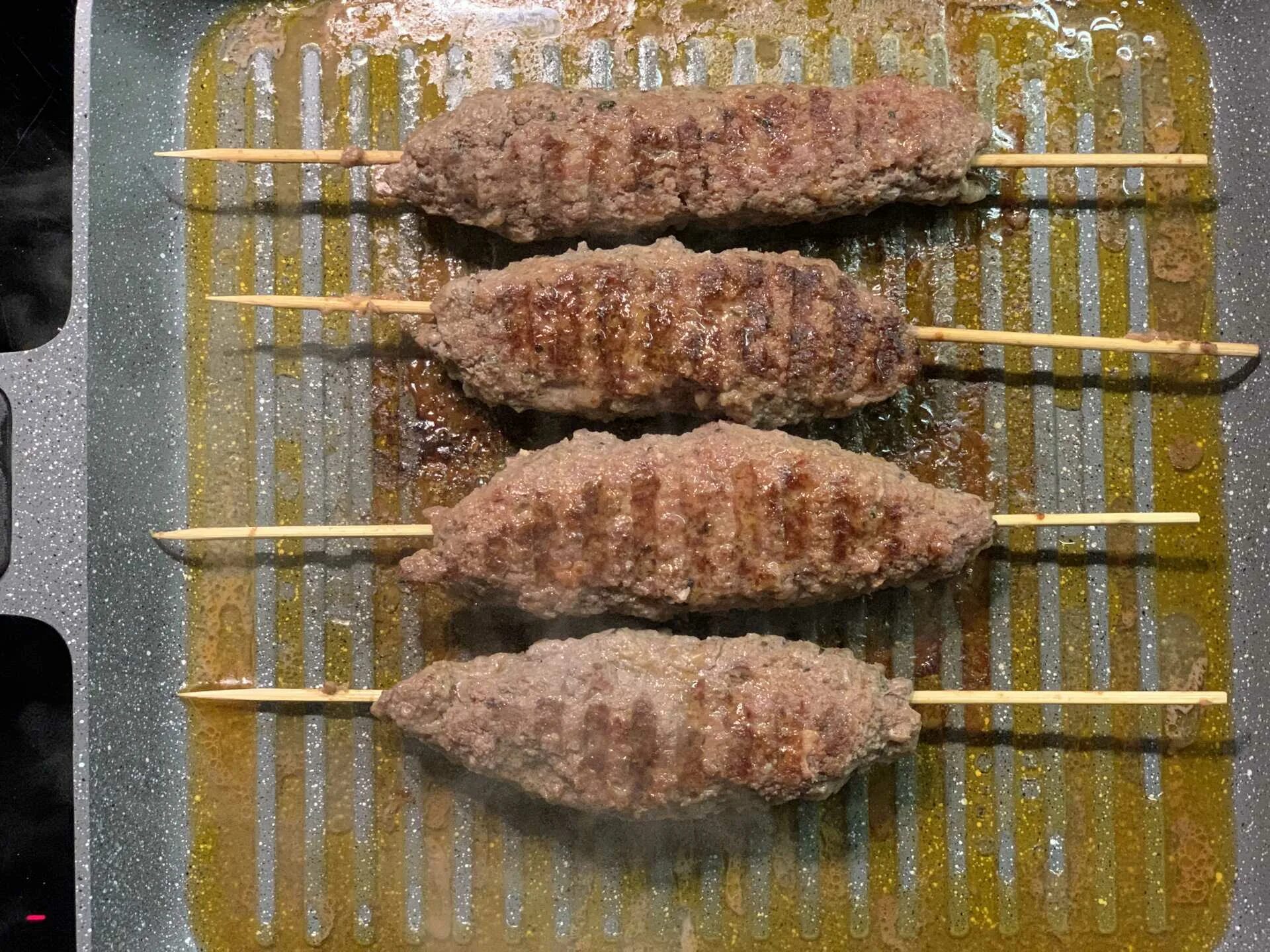 Как правильно делать люля кебаб. Люля кебаб с гречкой. камыши с люля-кебаб. люля кебаб на гриле. люля на шпажках.