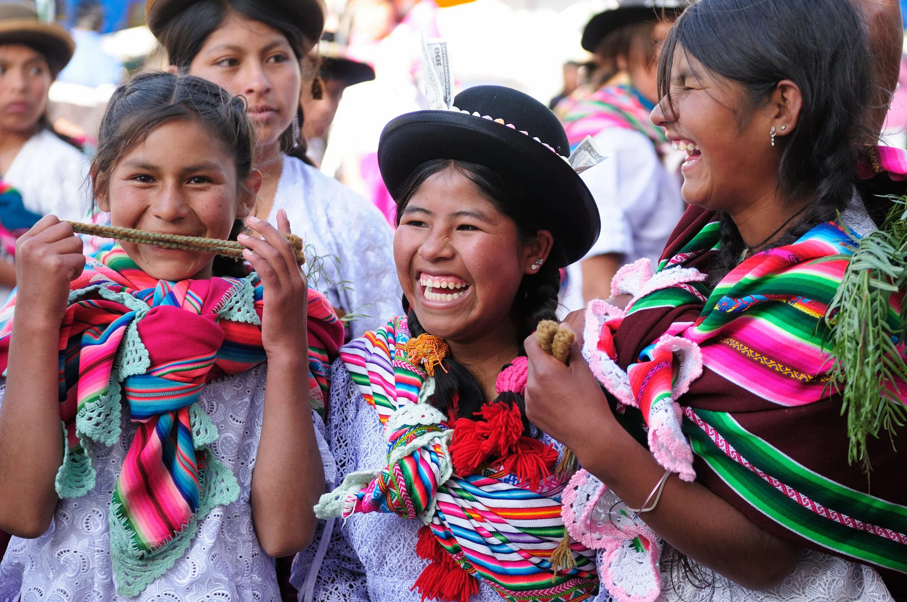 Большая часть населения южной америки говорит на. Боливия Кочабамба народ. Народы Южной Америки боливийцы. Боливия население. Латинская Америка люди.