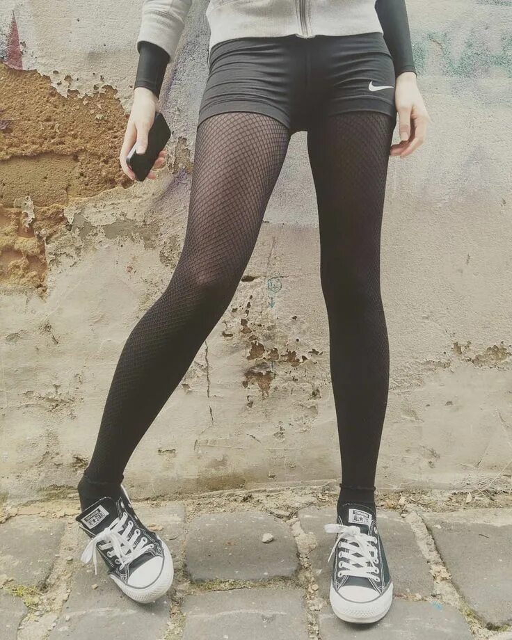 Шорты с колготками. Носки поверх колготок. Светлые ботильоны с черными колготками. Образы с цветными колготками. Worn tights.