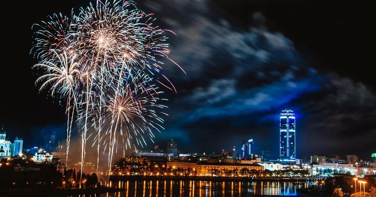 День города ЕКБ. День города ЕКБ салют. Башня Исеть Екатеринбург салют. ЕКБ 300 лет. Трехсот лет более красивейший