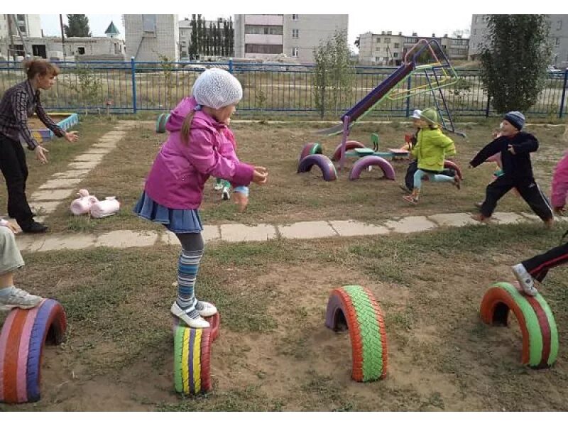 детская площадка своими руками. детские площадки из подручных материалов. детский уголок на даче из подручных материалов. покрышки в саду интересная идея. детская площадка из покрышек.
